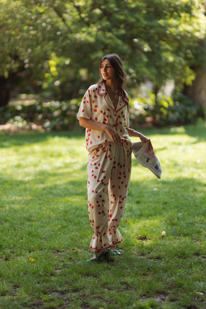Pyjama Mit Erdbeermuster İm Stilvollen Design