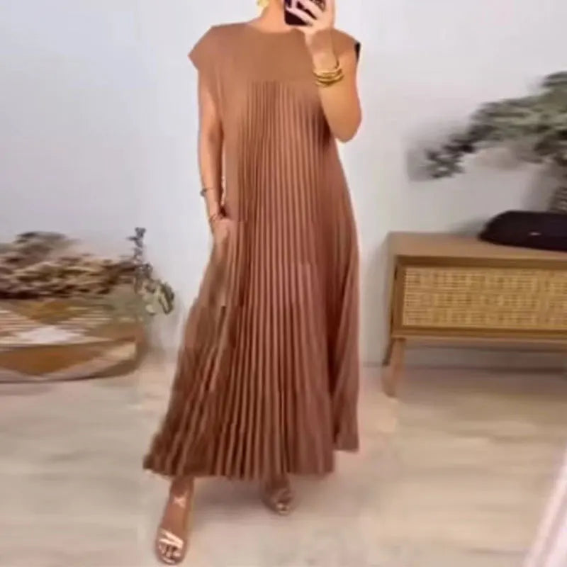 Langes Kleid İn Übergröße – Einfarbige Tasche, Rundhalsausschnitt, Ärmellos Und Plissee-Detail