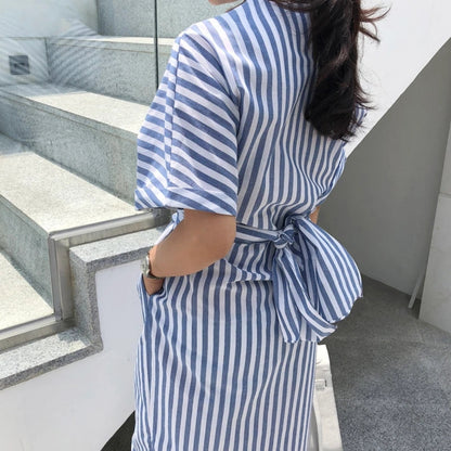 Elegantes Gestreiftes Schlitzkleid