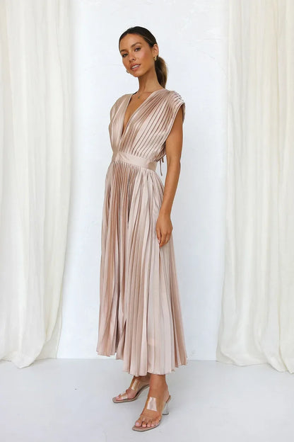 Elegantes Plisseekleid – Feminines V-Ausschnitt-Design