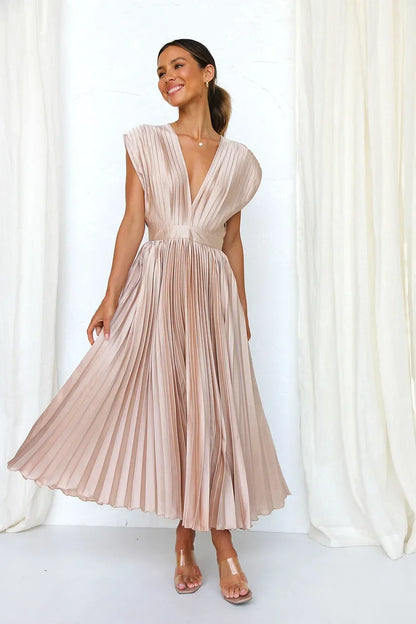 Elegantes Plisseekleid – Feminines V-Ausschnitt-Design