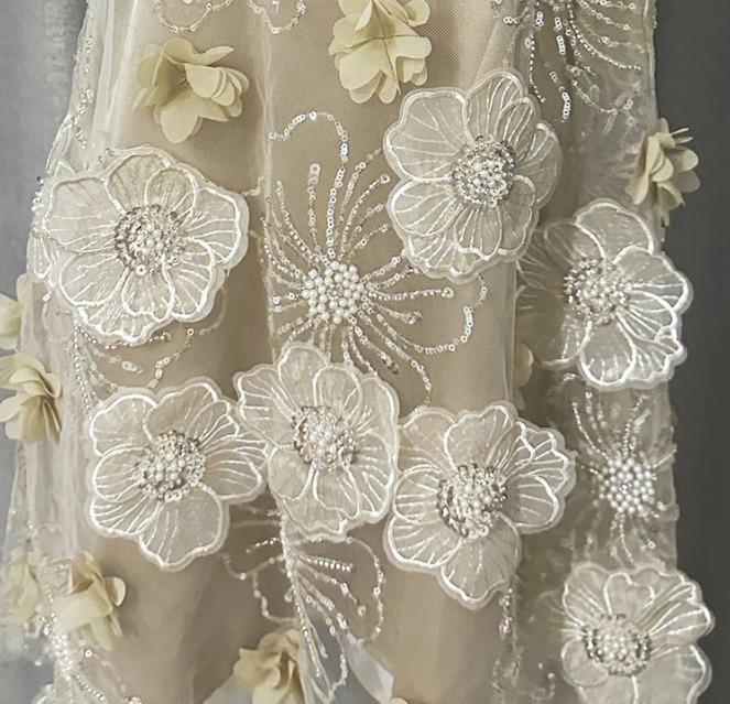 Minikleid Mit Blumenstickerei Und Lagenmuster