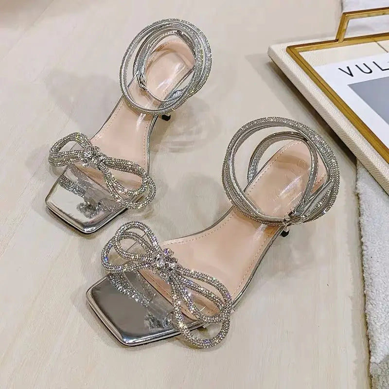 Luxuriöse, Stilvolle Sommerschuhe Mit Steindetail Und Schleife
