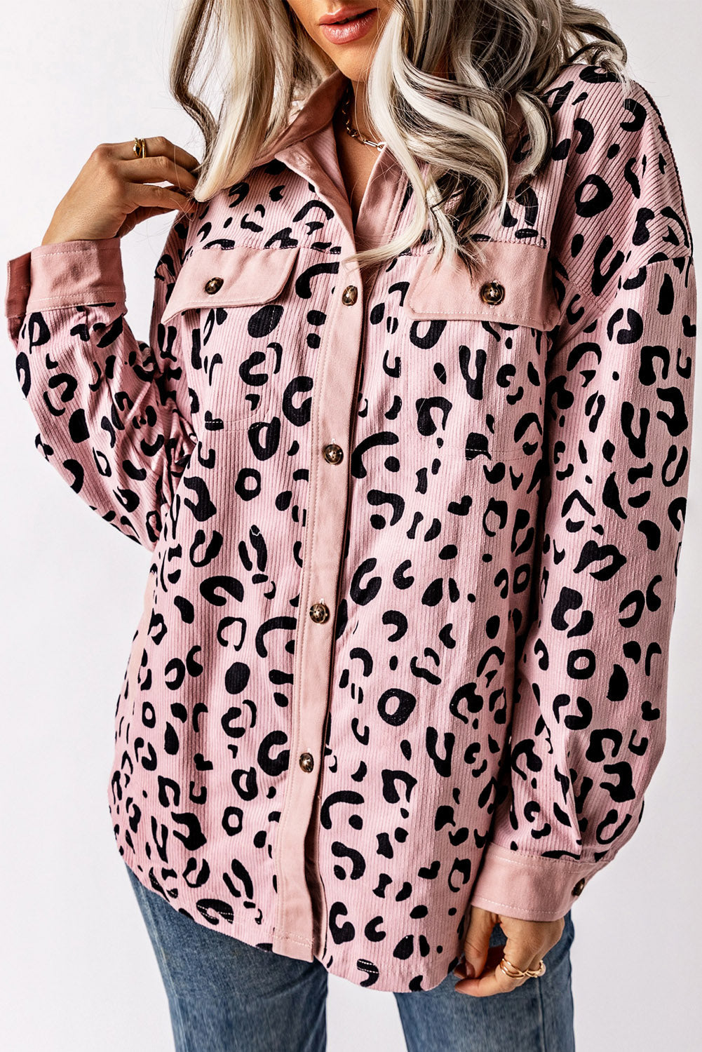 Elegante Rosa Samtjacke Mit Leopardenmuster