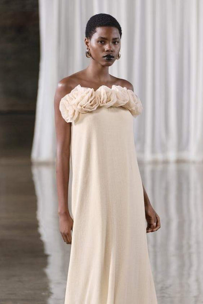 Stilvolles Und Bequemes Maxikleid Mit Floralen Details