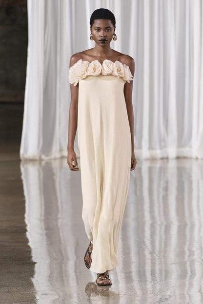 Stilvolles Und Bequemes Maxikleid Mit Floralen Details