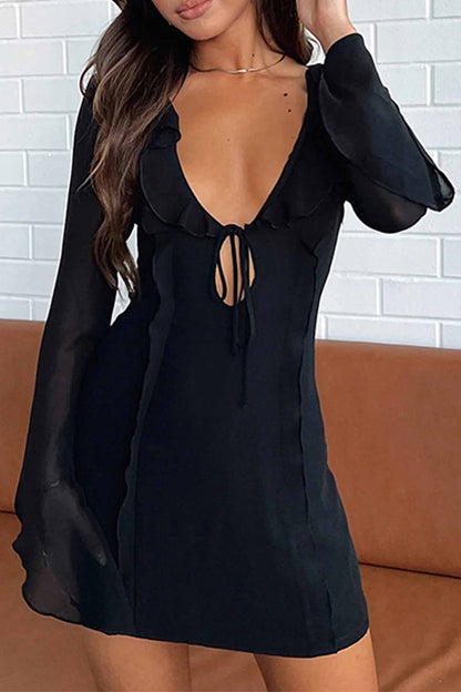 Stilvolles Langärmliges Minikleid Mit Tiefem Ausschnitt
