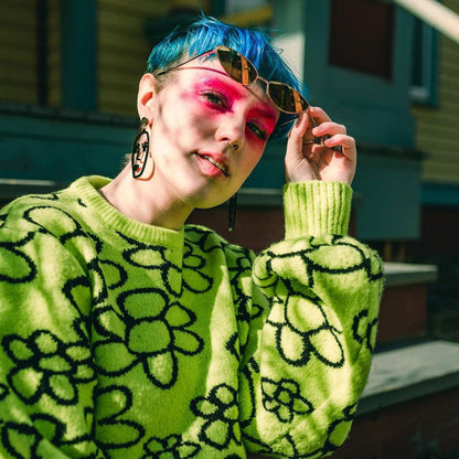 Übergroßer Grüner Pullover Mit Kräftigem Kontrastierendem Blumenmuster – Bischofsärmel Und Rippenstrick