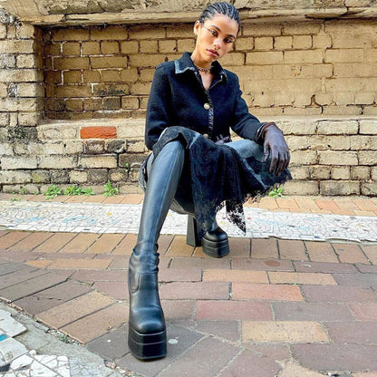 Stilvolle Schwarze Overknee-Stiefel Mit Plateausohle Und Klobigem Absatz