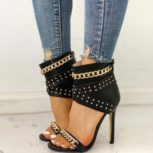 Stilvolle Sandalen Mit Hohem Absatz Und Cutout Und Kettenriemen Mit Nieten - Schwarz