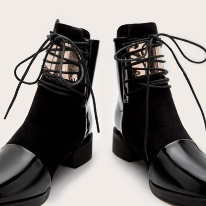 Schwarze Stiefeletten Aus Kunstleder Mit Kontrastierenden Metallelementen Und Spitzendetails