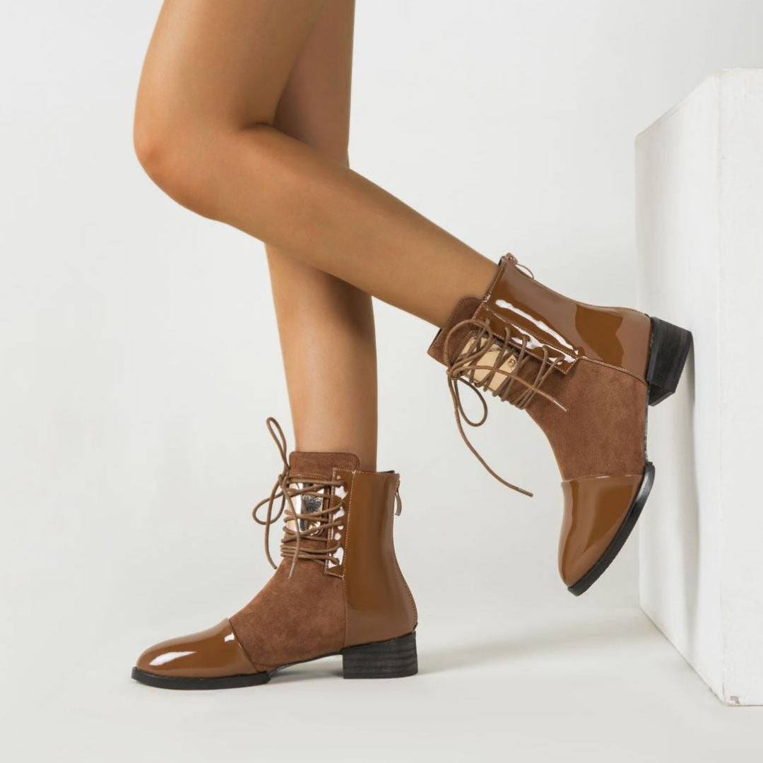 Braune Schnürstiefel Aus Kunstleder Mit Kontrastierendem Metall-Accessoire