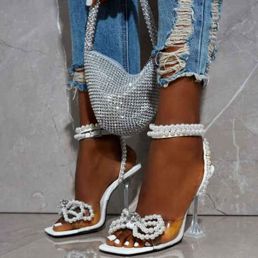 Weiße Schuhe Mit Kristallperlen Und Schleife