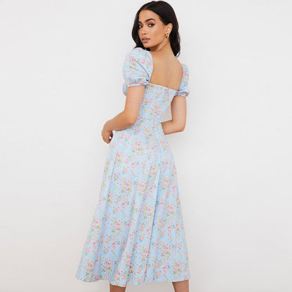 Stilvolles Hellblaues Maxikleid Mit Gänseblümchenmuster, Puffärmeln Und Hohem Schlitz