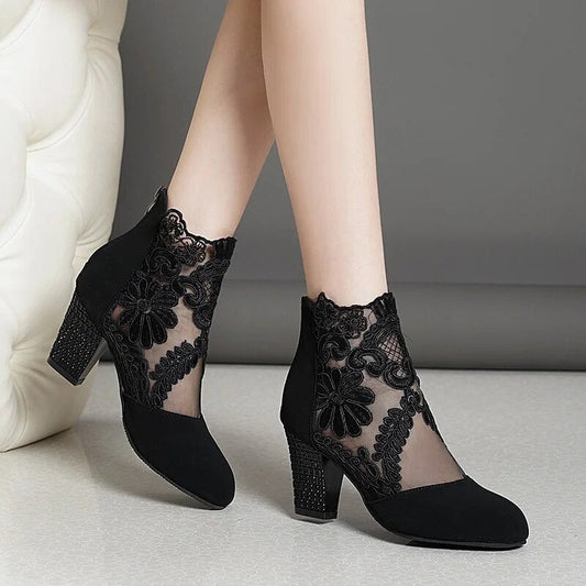 Schuhe Mit Spitzen- Und Blumenabsatz