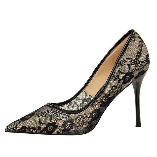 Stilvolle Schwarze Stiletto-Absätze Mit Spitzer Zehenpartie Und Blumenmuster