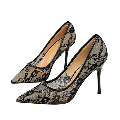 Stilvolle Schwarze Stiletto-Absätze Mit Spitzer Zehenpartie Und Blumenmuster