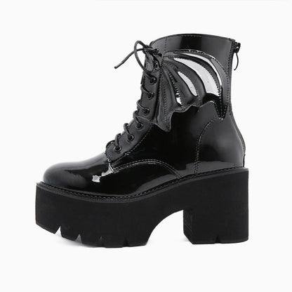 Schwarze Plateaustiefel Mit Klobigem Absatz, Reißverschluss Und Verspielten Flügeln
