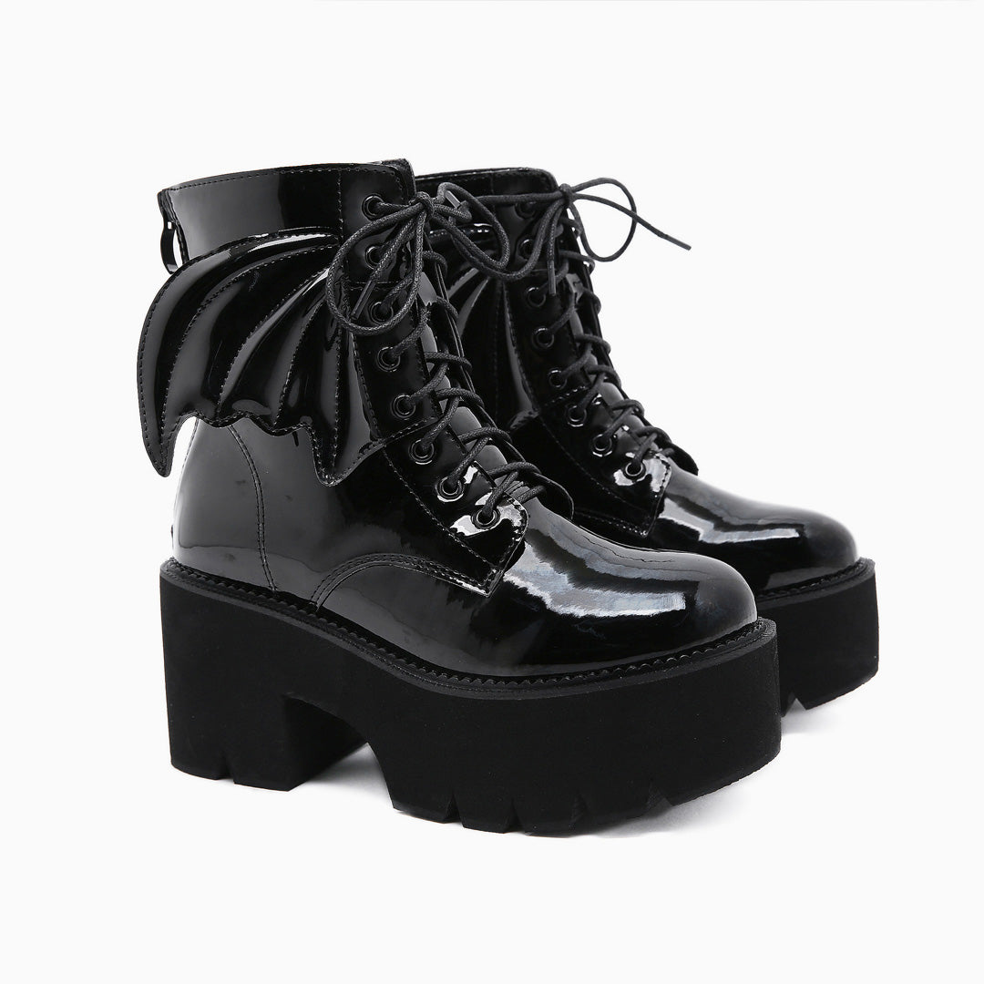 Schwarze Plateaustiefel Mit Klobigem Absatz, Reißverschluss Und Verspielten Flügeln