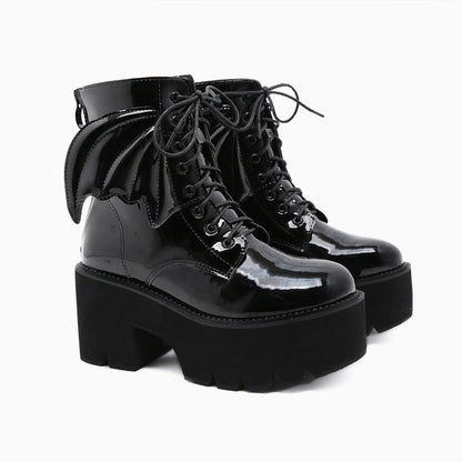 Schwarze Plateaustiefel Mit Klobigem Absatz, Reißverschluss Und Verspielten Flügeln