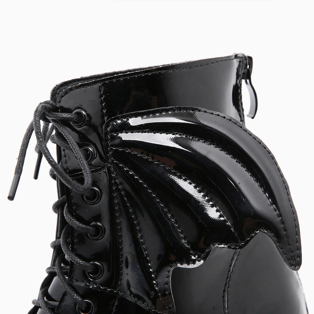 Schwarze Plateaustiefel Mit Klobigem Absatz, Reißverschluss Und Verspielten Flügeln