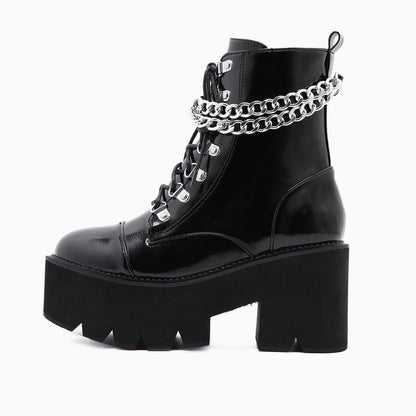 Schwarze Plateaustiefel Mit Dickem Absatz Und Glänzenden Kettendetails
