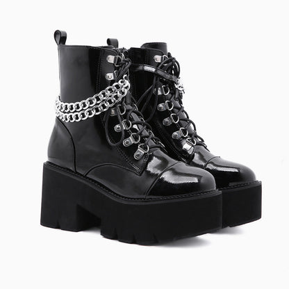 Schwarze Plateaustiefel Mit Dickem Absatz Und Glänzenden Kettendetails