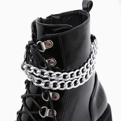 Schwarze Plateaustiefel Mit Dickem Absatz Und Glänzenden Kettendetails