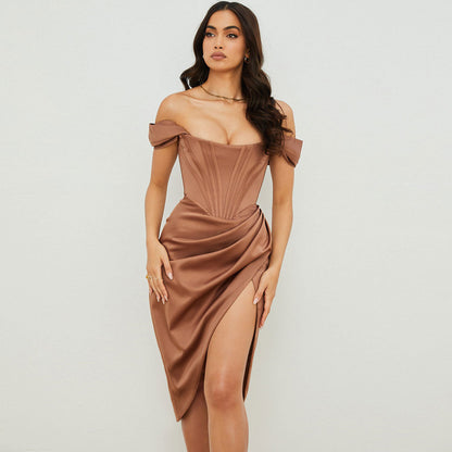 Glänzendes, Trägerloses, Drapiertes Midikleid Aus Satin – Farbe: Schokoladenbraun