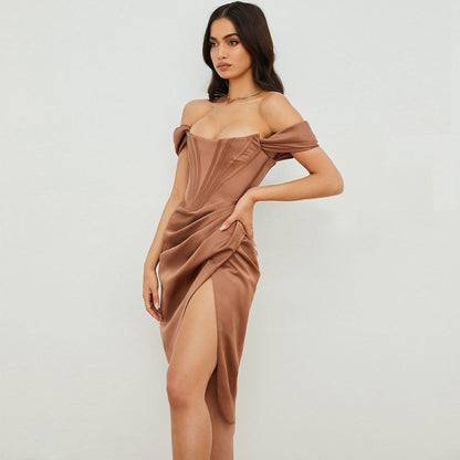 Glänzendes, Trägerloses, Drapiertes Midikleid Aus Satin – Farbe: Schokoladenbraun