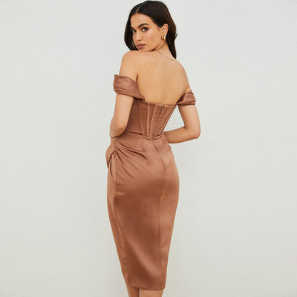 Glänzendes, Trägerloses, Drapiertes Midikleid Aus Satin – Farbe: Schokoladenbraun