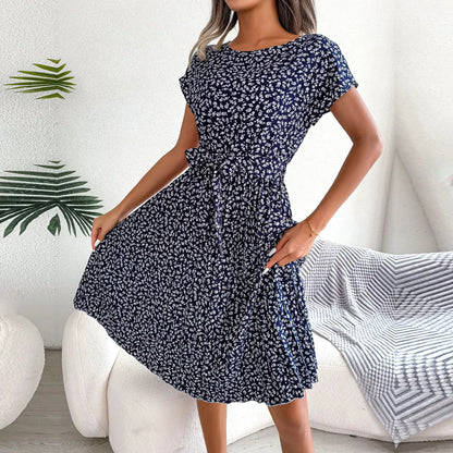 Kurzärmliges Midikleid Mit Rundhalsausschnitt
