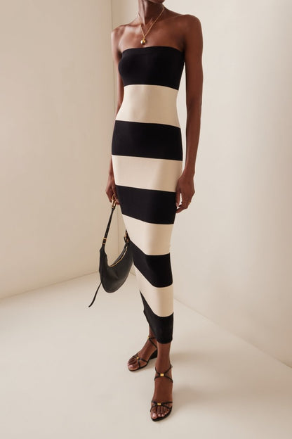 Trägerloses Gestreiftes Midi-Strickkleid
