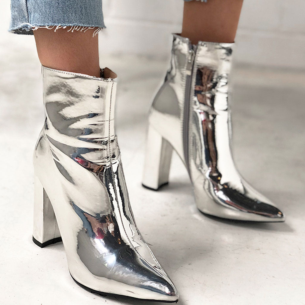 Stiefeletten İn Metallic-Silber Mit Spitzer Zehenpartie, Dickem Absatz Und Seitlichem Reißverschluss