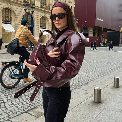Übergroße Kurze Kunstlederjacke Mit Schulterklappendetail Und Strumpfgürtel