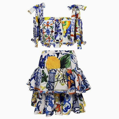 Set Aus Farbenfroher Kurzer Bluse Mit Blumenmuster Und Mehrlagigem Volantrock