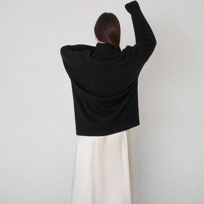 Übergroßer Schwarzer Pullover Mit Hohem Und Niedrigem Kragen Und Langen Ärmeln