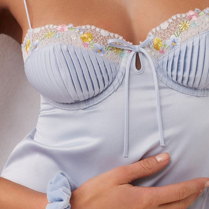 Geräumiges Minikleid Aus Satin Mit Blumenmuster Und Spitzenaccessoires - Babyblau