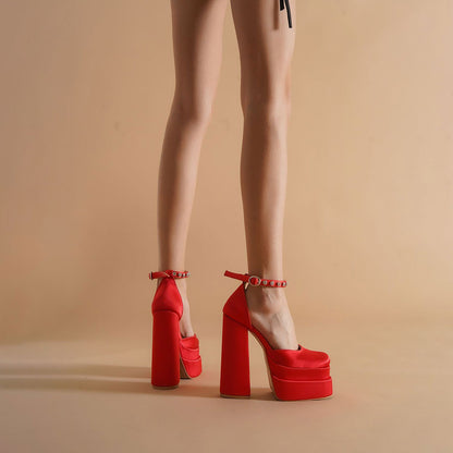 Rote Schuhe Mit Quadratischer Zehenpartie Und Klobigem Absatz Aus Glänzendem Satin Mit Kristallen