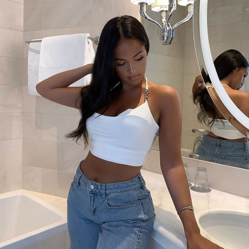 Erstaunliches, Ärmelloses, Weißes Crop-Top Mit Metallisch Detaillierten Trägern Und Wasserfallausschnitt