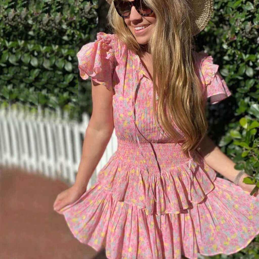 Niedliches Minikleid Mit Rüschen Und Rosa Blumenmuster
