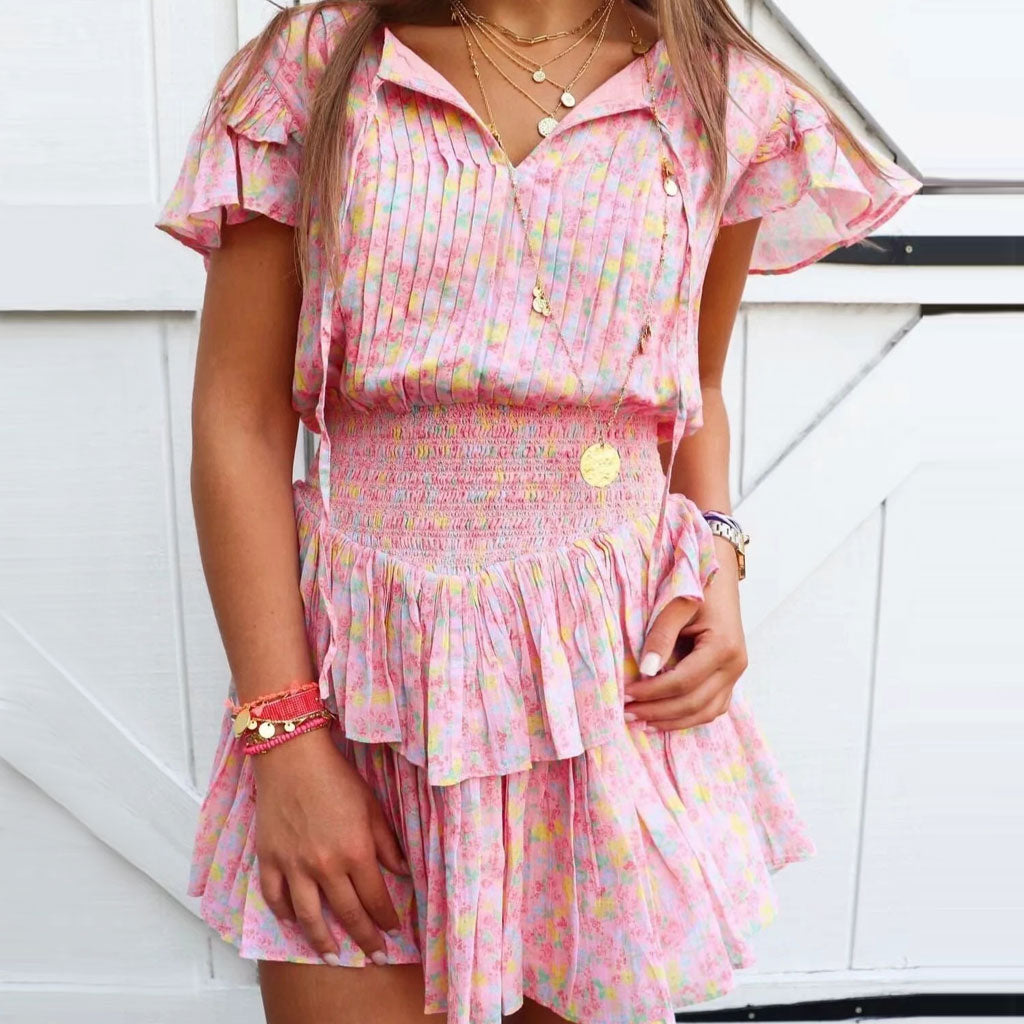 Niedliches Minikleid Mit Rüschen Und Rosa Blumenmuster