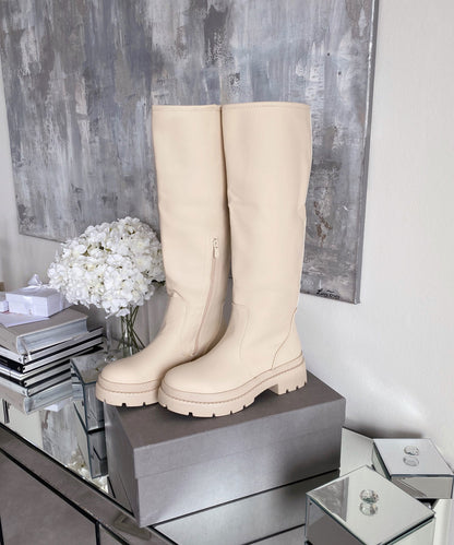 Stilvolle Stiefel İm Schlichten Design
