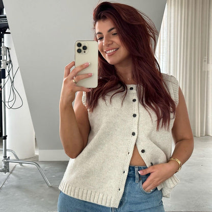 Stilvolle Strickjacke Mit Rundhalsausschnitt Und Kontrastknöpfen Aus Rippstrick
