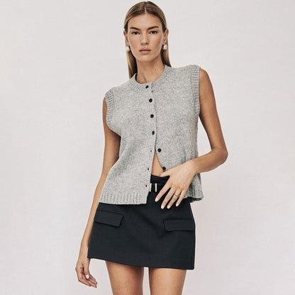 Stilvolle Strickjacke Mit Rundhalsausschnitt Und Kontrastknöpfen Aus Rippstrick