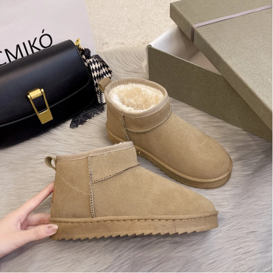 Stiefel Mit Wollfutter Und Details