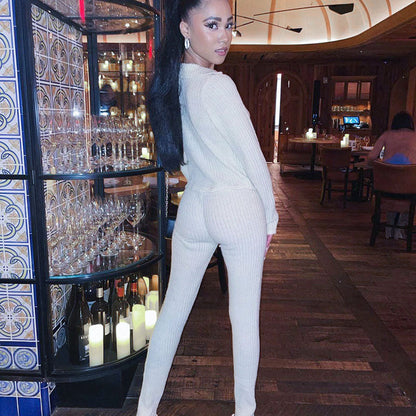 Beigefarbener, Gerippter Jumpsuit Mit Einzigartigem Kragen, Knöpfen Und Langen Ärmeln – Seitenschlitz
