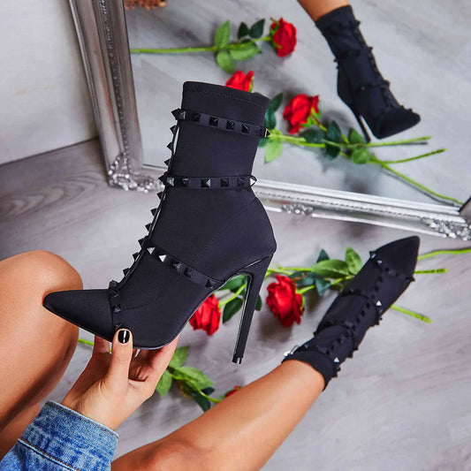 Originale Schuhe Mit Nietenriemen Und Stilettoabsatz - Schwarz