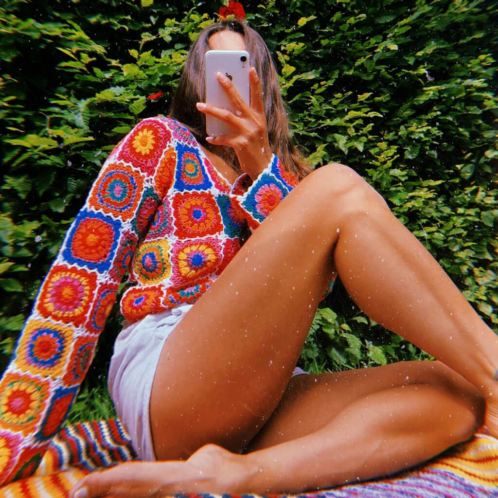 Bunte Häkel-Strickjacke Mit Blumenmuster – Mit Leuchtenden Puffknöpfen