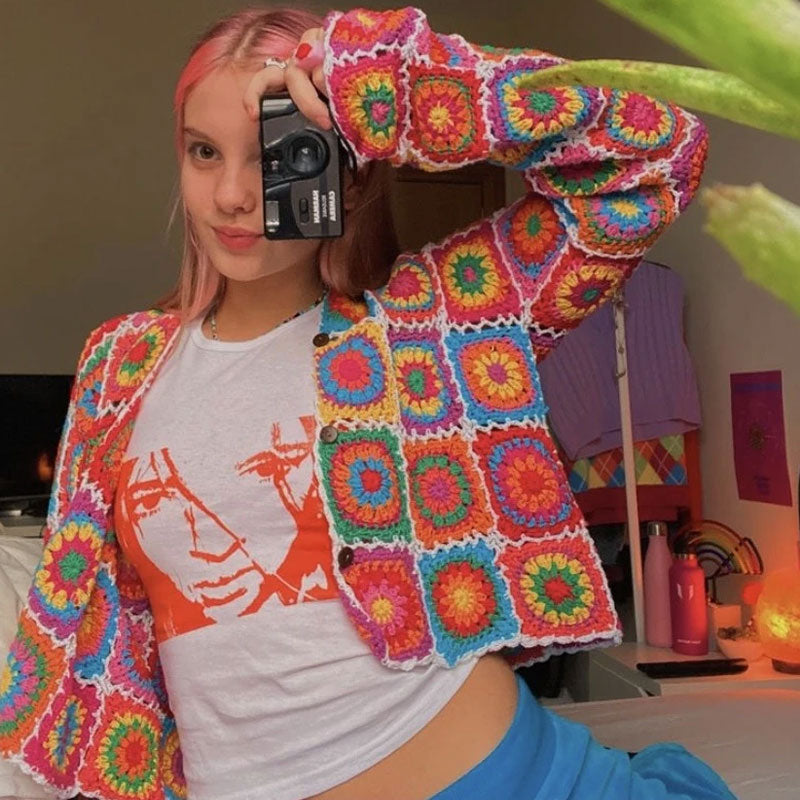 Bunte Häkel-Strickjacke Mit Blumenmuster – Mit Leuchtenden Puffknöpfen